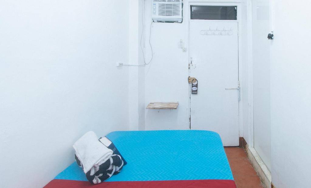 Postel nebo postele na pokoji v ubytování RedDoorz near OWWA Pasay