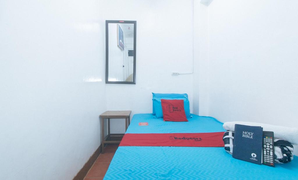 Postel nebo postele na pokoji v ubytování RedDoorz near OWWA Pasay
