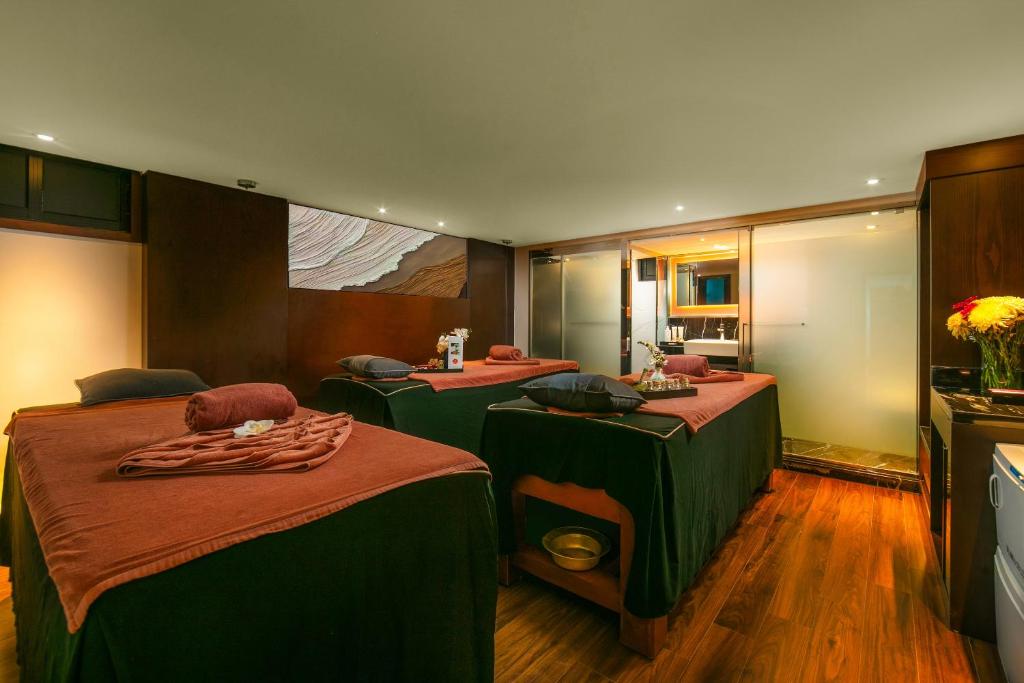 Postel nebo postele na pokoji v ubytování Aurora Central Hanoi Hotel