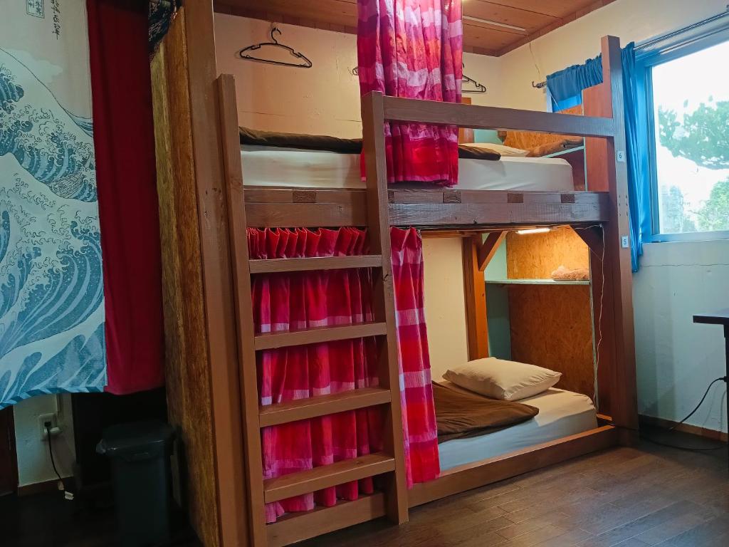 Postel nebo postele na pokoji v ubytování Holiday House Ryukyu-an "MUSIC HOSTEL"