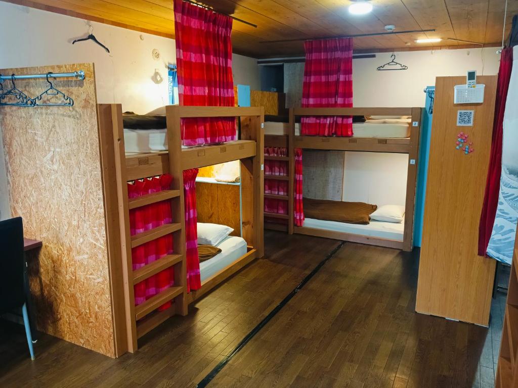 Palanda nebo palandy na pokoji v ubytování Holiday House Ryukyu-an "MUSIC HOSTEL"