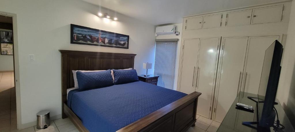 Giường trong phòng chung tại Cozy Accommodations - Abbey Hope View