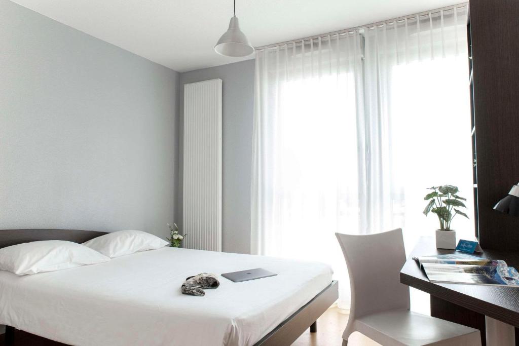Postel nebo postele na pokoji v ubytování Comfort Aparthotel Besancon Hauts du Chazal