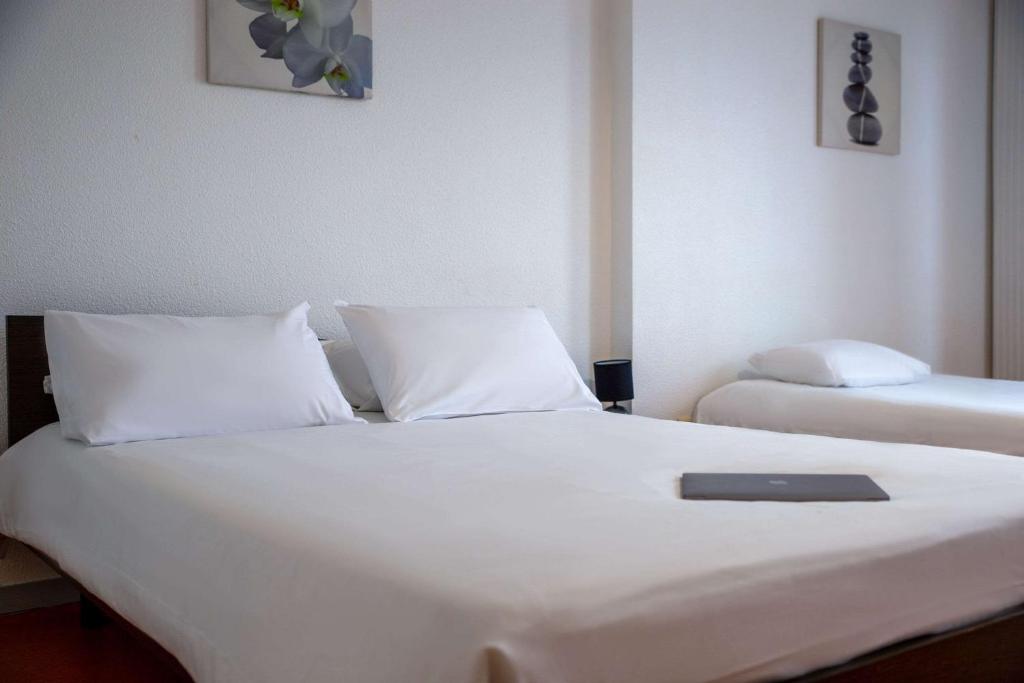 Postel nebo postele na pokoji v ubytování Comfort Aparthotel Besancon Hauts du Chazal