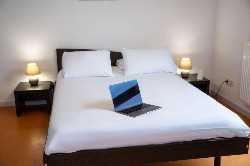 Postel nebo postele na pokoji v ubytování Comfort Aparthotel Besancon Hauts du Chazal