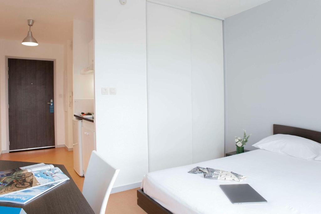 Postel nebo postele na pokoji v ubytování Comfort Aparthotel Besancon Hauts du Chazal