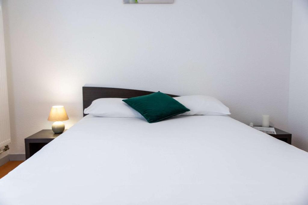 Postel nebo postele na pokoji v ubytování Comfort Aparthotel Besancon Hauts du Chazal