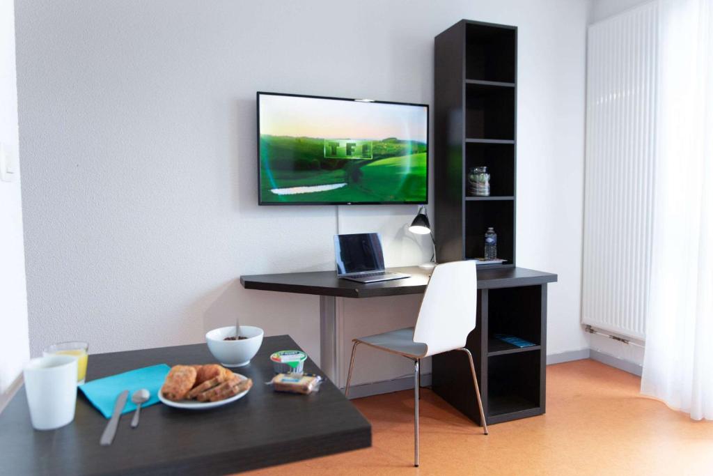 TV a/nebo společenská místnost v ubytování Comfort Aparthotel Besancon Hauts du Chazal