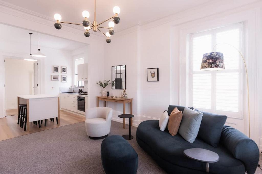 Χώρος καθιστικού στο Harrington House luxury apartment in CBD