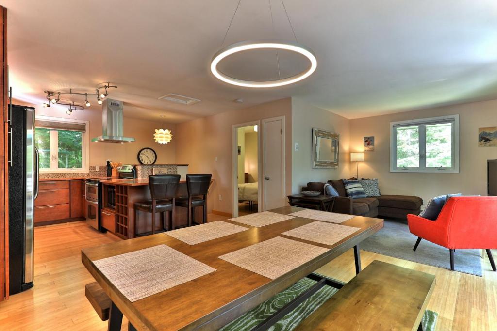 Posezení v ubytování the SHACK - Three Bedroom Home Close to Ski Resort with Hot Tub