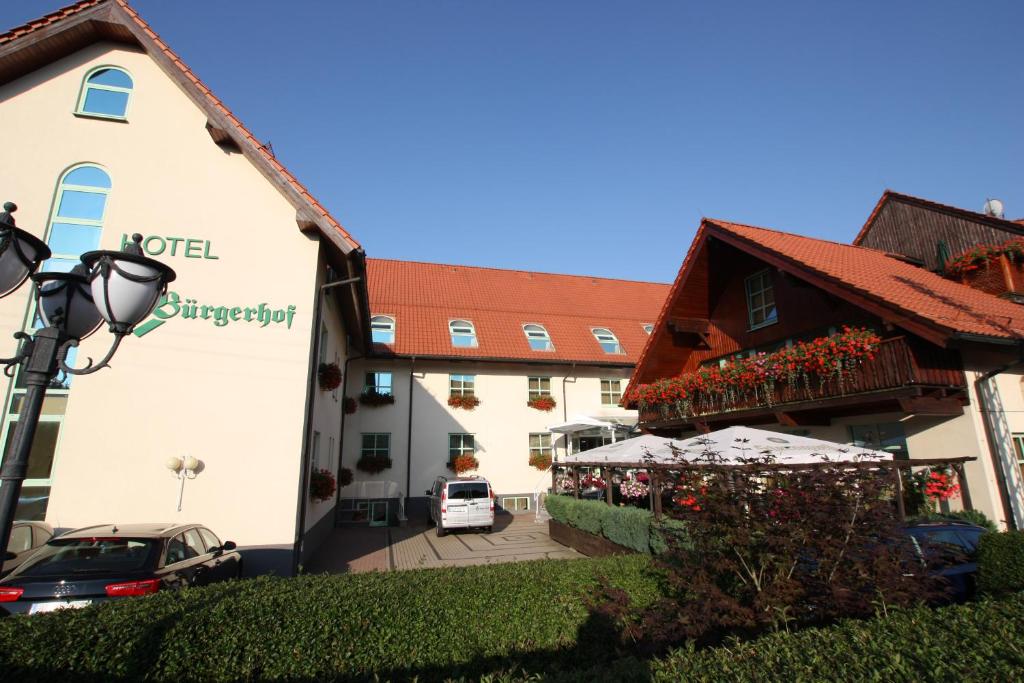 a building with a market in front of it at Hotel Bürgerhof in Hohenstein-Ernstthal