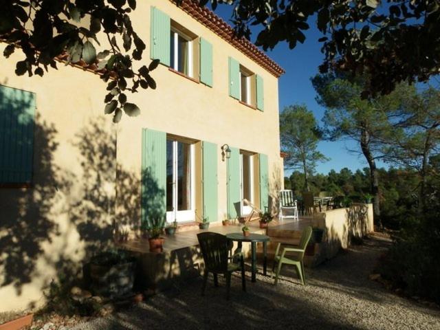 a table and chairs in front of a house at Gite De Costebelle in Tavernes