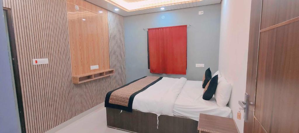 Una cama o camas en una habitación de Hotel O Rai Residency