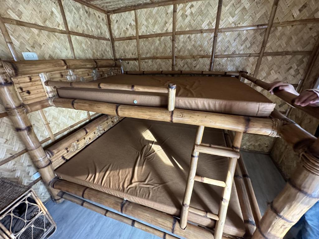 Palanda nebo palandy na pokoji v ubytování Camp Luis Liwliwa San Felipe