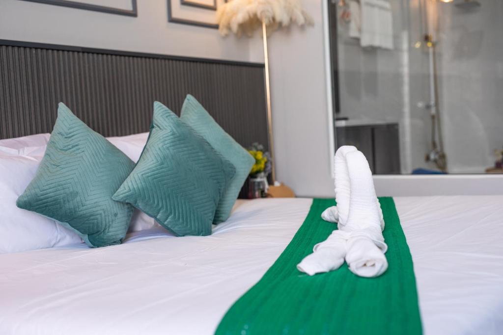 Postel nebo postele na pokoji v ubytování Best Time Pool Suites