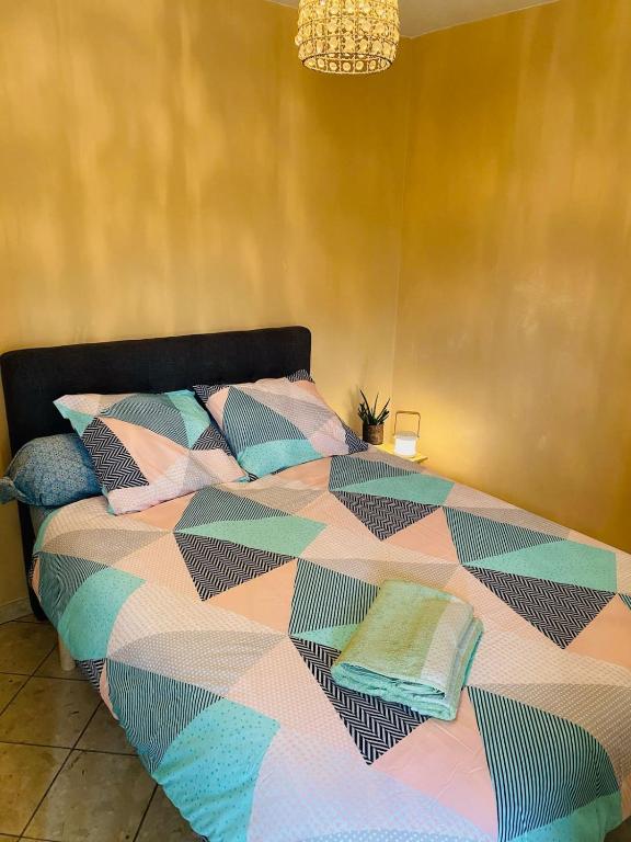 a bed with pillows on it in a bedroom at Logement entier - Idéalement situé in Mauguio