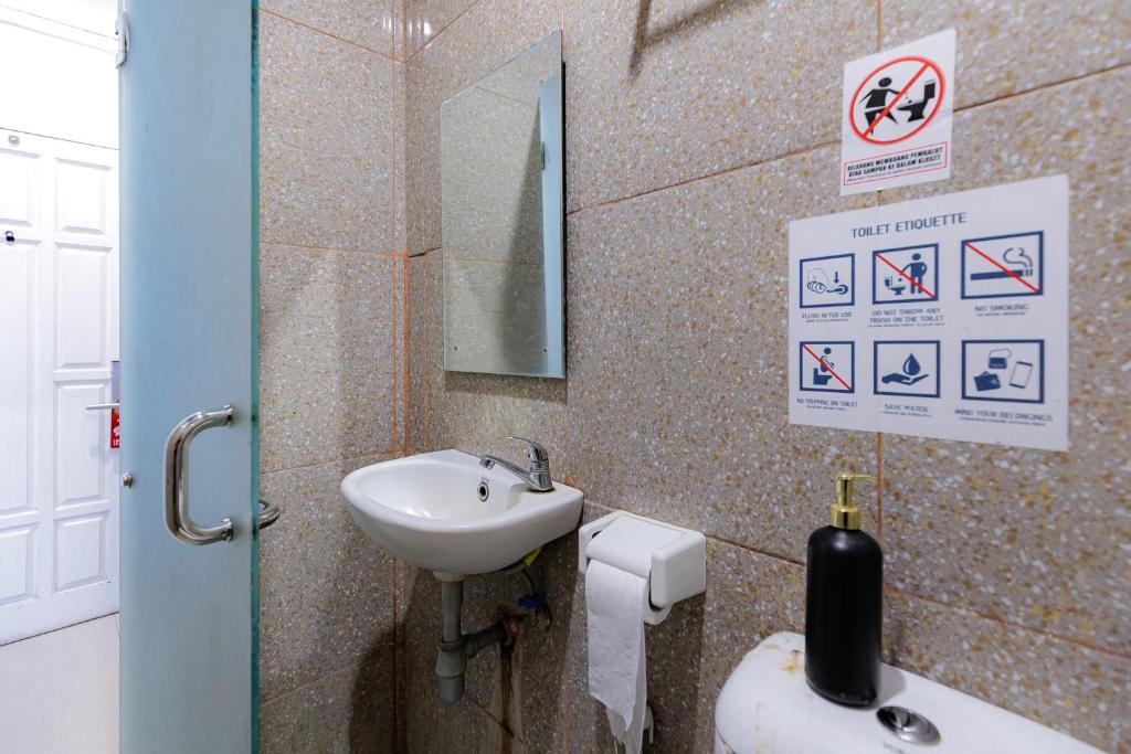 Koupelna v ubytování RedDoorz Plus Syariah near Museum Lampung