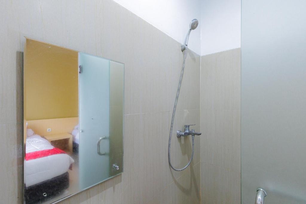 Koupelna v ubytování RedDoorz Plus Syariah near Museum Lampung