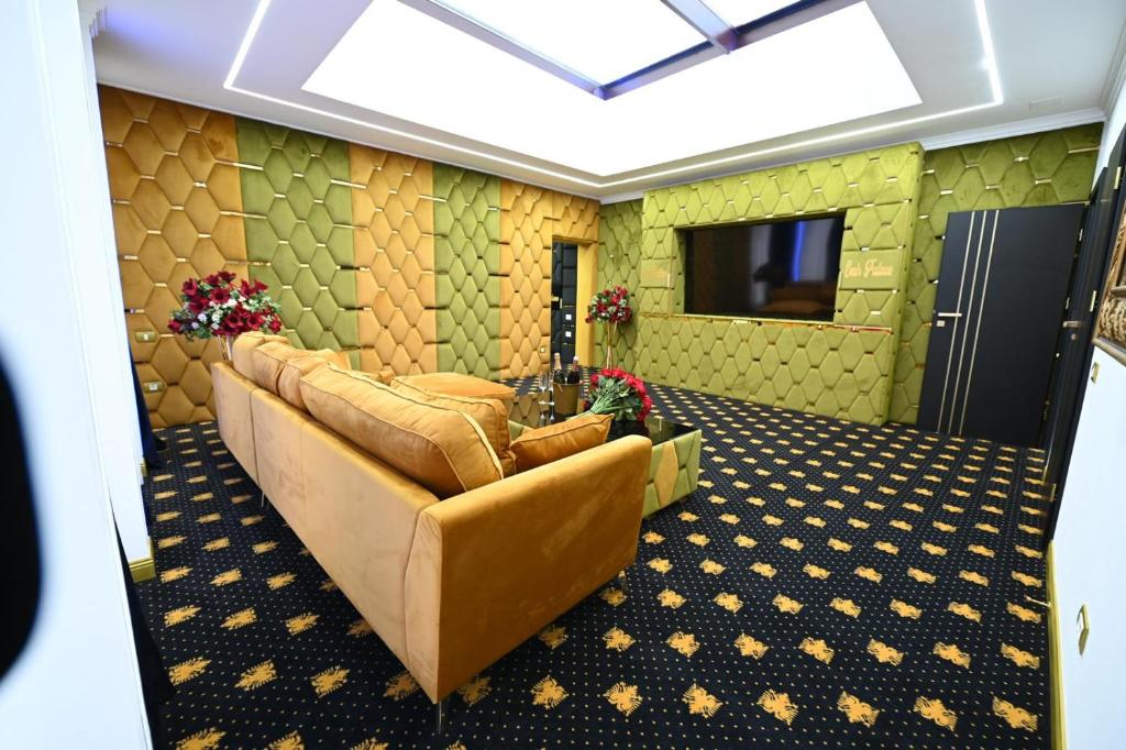 TV a/nebo společenská místnost v ubytování Emir Palace