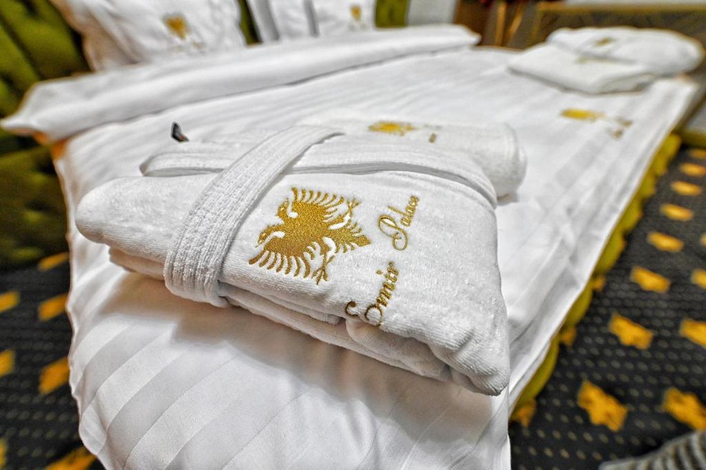 Postel nebo postele na pokoji v ubytování Emir Palace