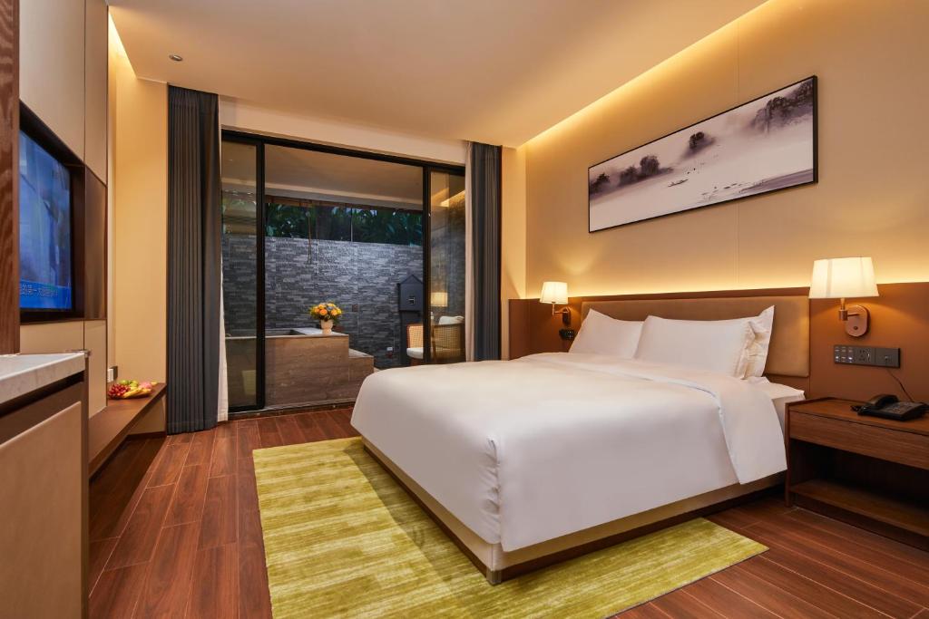 Postel nebo postele na pokoji v ubytování Guangdong Hot Spring Hotel