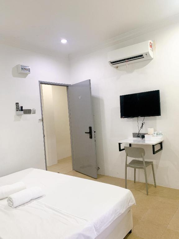 TV a/nebo společenská místnost v ubytování One Stop Hotel Ipoh