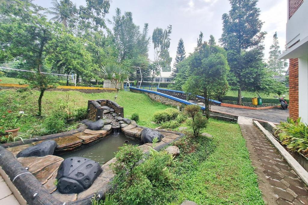 Zahrada ubytování RedDoorz Resort at Tridaya Cisarua Puncak