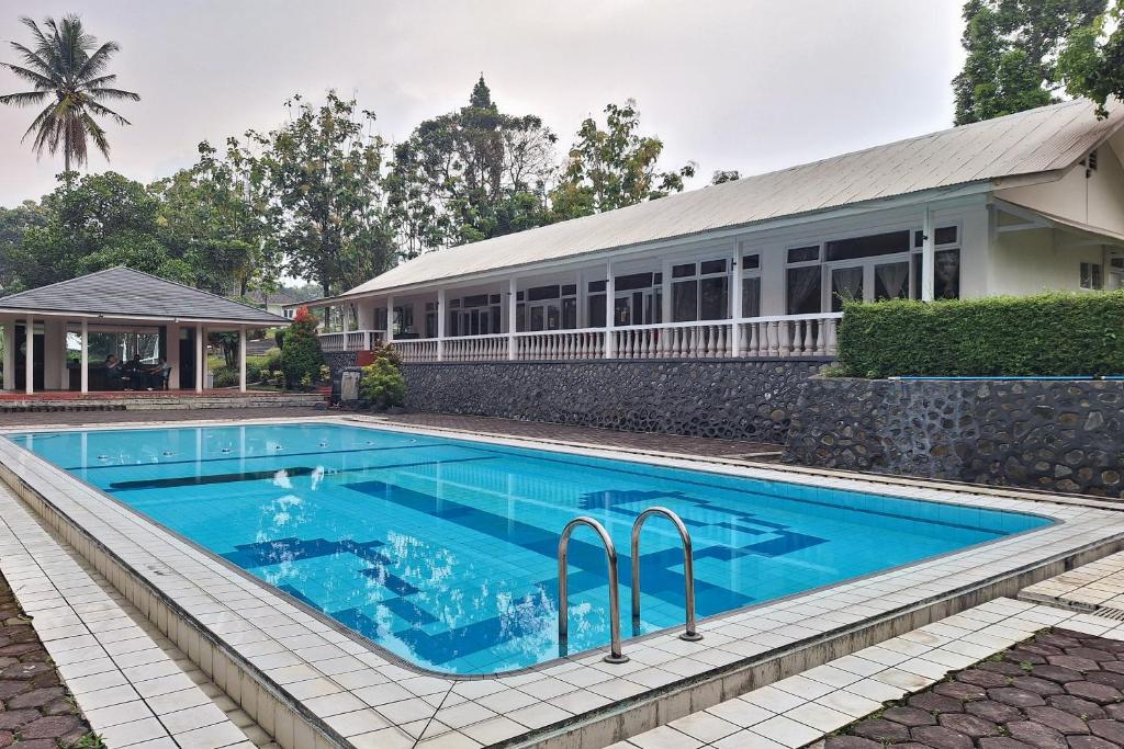 Bazén v ubytování RedDoorz Resort at Tridaya Cisarua Puncak nebo v jeho okolí