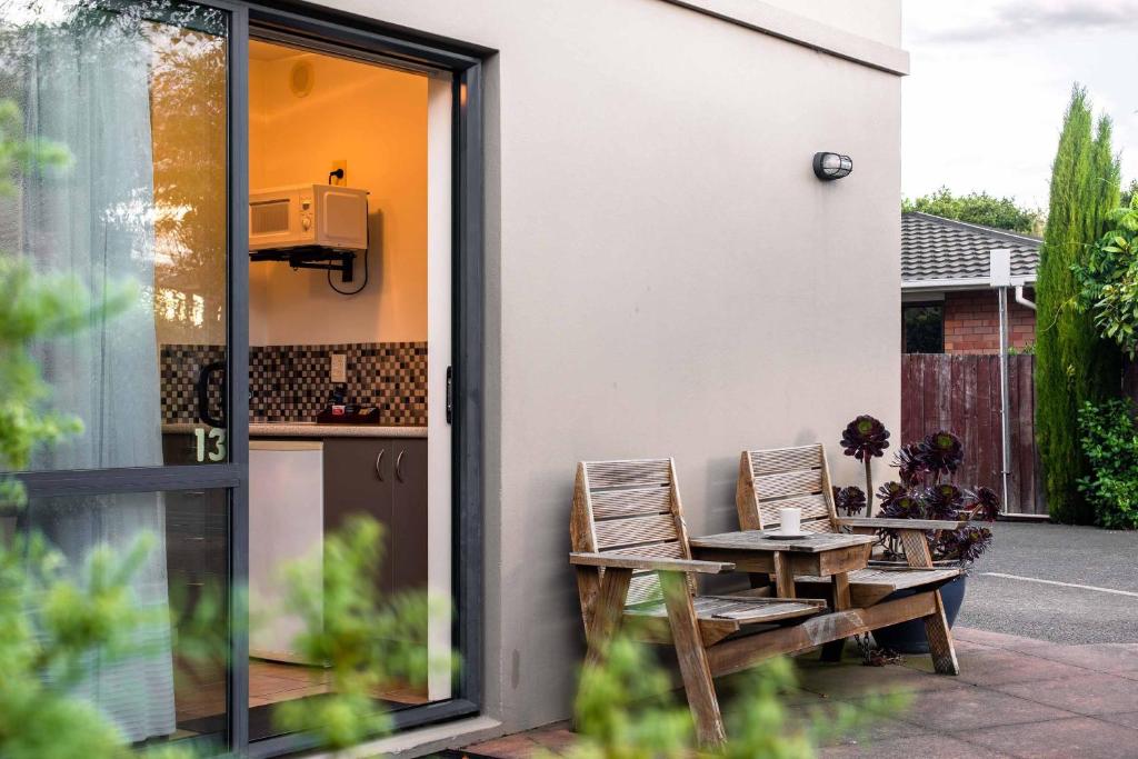 298 Westside Motor Lodge