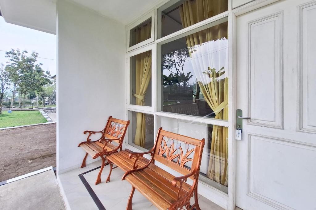 Zahrada ubytování RedDoorz Resort at Tridaya Cisarua Puncak