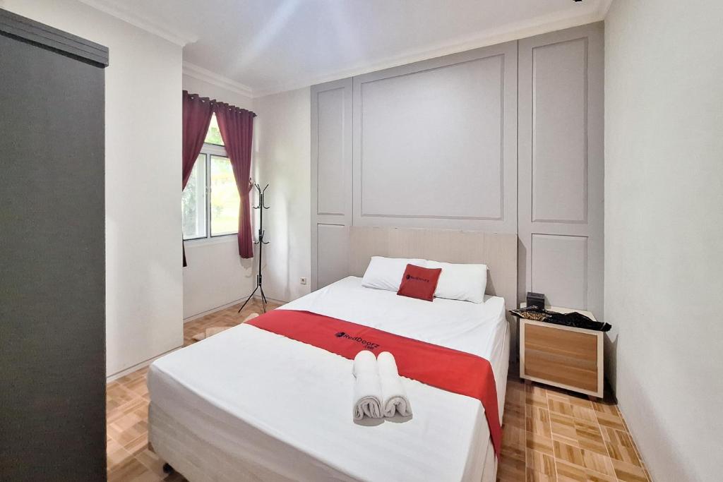 Postel nebo postele na pokoji v ubytování RedDoorz Resort at Tridaya Cisarua Puncak