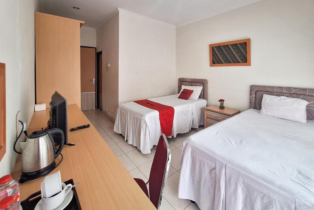 Postel nebo postele na pokoji v ubytování RedDoorz Resort at Tridaya Cisarua Puncak