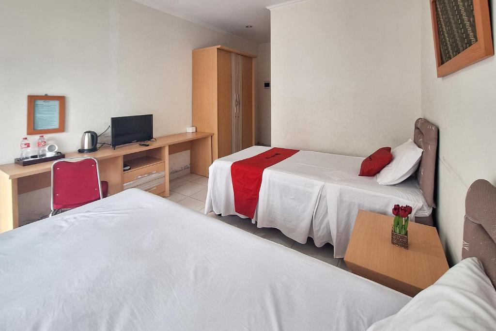 Postel nebo postele na pokoji v ubytování RedDoorz Resort at Tridaya Cisarua Puncak