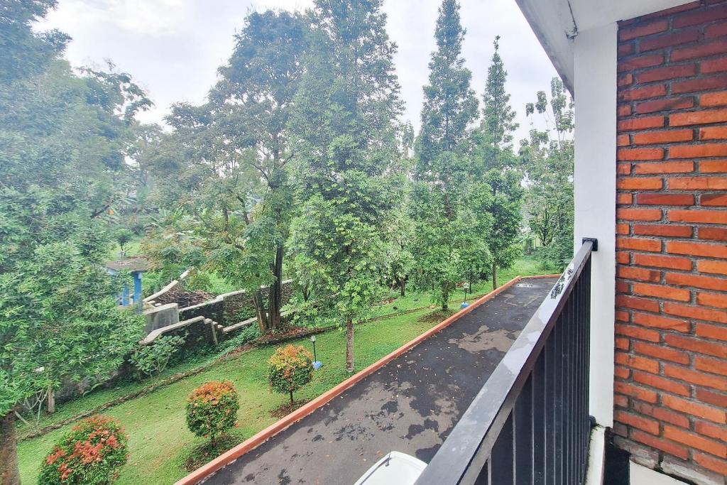 Zahrada ubytování RedDoorz Resort at Tridaya Cisarua Puncak