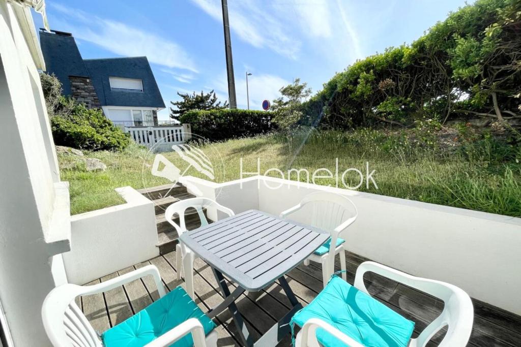 une table et des chaises assises sur un balcon dans l'établissement T3 Top Cosy - Face à la mer, à Ploemeur