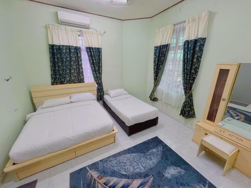 Katil atau katil-katil dalam bilik di Homestay Dahlia - Seberang Takir