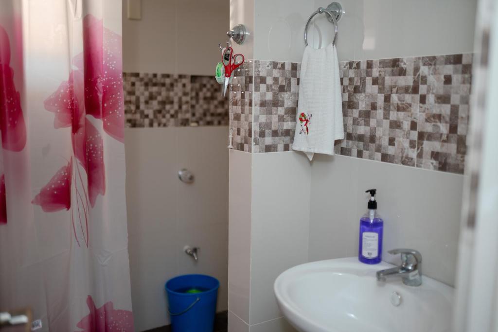 Bilik mandi di Perfect Homes for Family