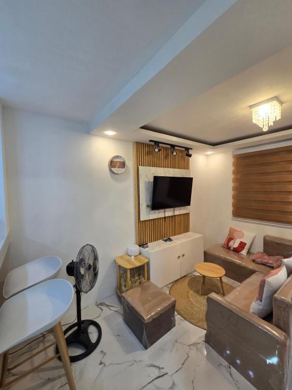 Sjónvarps- og/eða afþreyingartæki á Tiny home in Naic