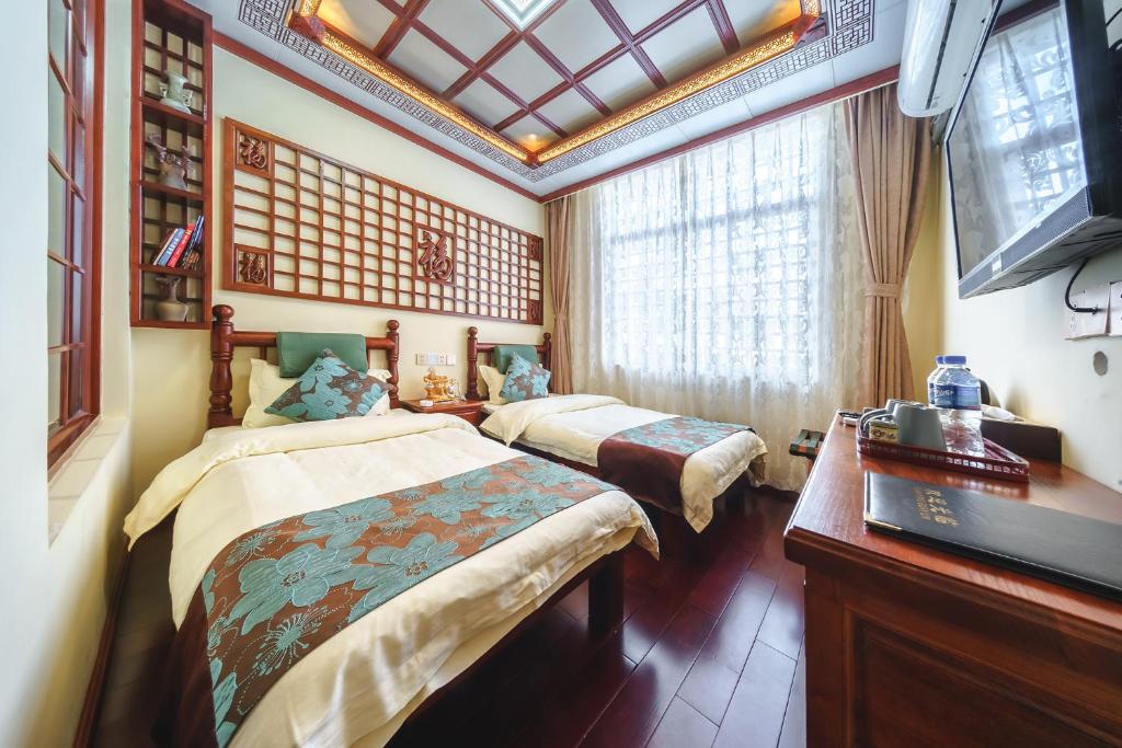 Rúm í herbergi á Boutique Sunshine Standard Room