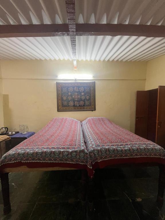 Postel nebo postele na pokoji v ubytování Sharad Baug homestay