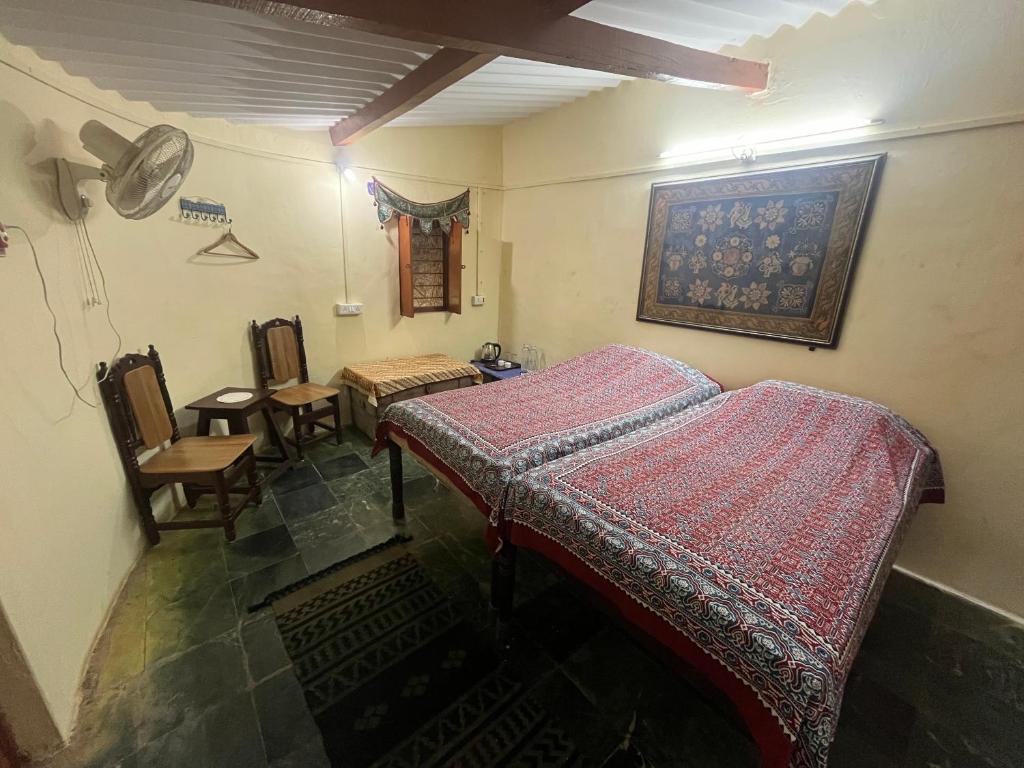Postel nebo postele na pokoji v ubytování Sharad Baug homestay