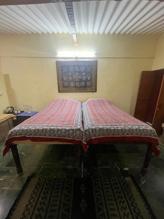 Postel nebo postele na pokoji v ubytování Sharad Baug homestay