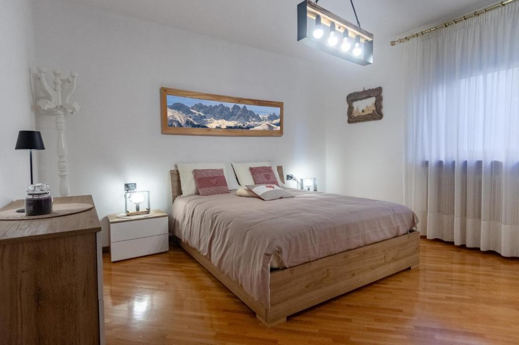 Postel nebo postele na pokoji v ubytování DolomiApartments - Casa Ornella