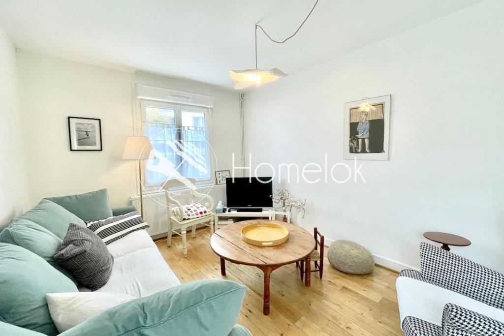 un salon avec un canapé et une table dans l'établissement Maison de pêcheur Cocooning 150m du port, à Ploemeur