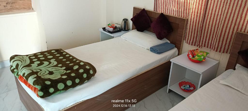Postel nebo postele na pokoji v ubytování Shivashray Homestay