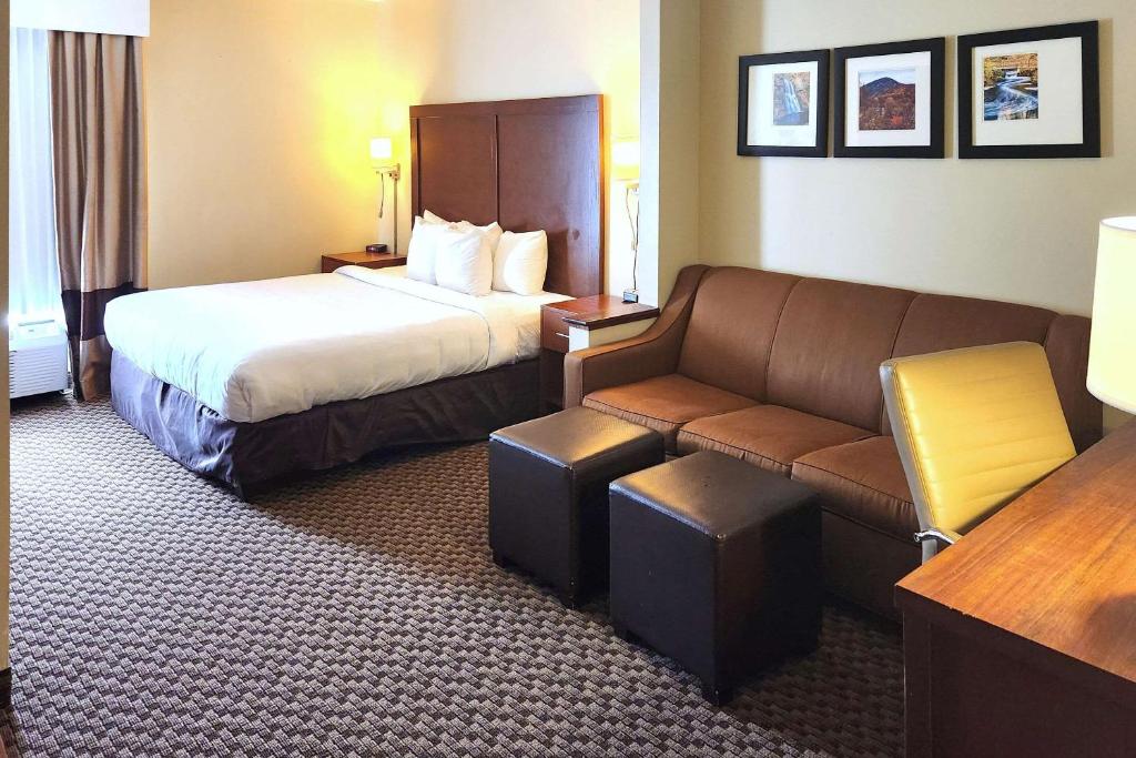 Comfort Inn & Suites Mount Pocono - King Suite - Accessible/Non-Smoking