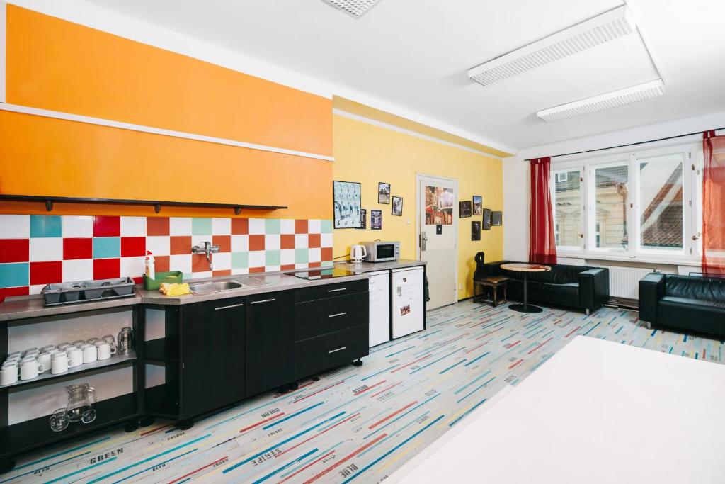 Kuchyň nebo kuchyňský kout v ubytování Benedikt City Center Hostel