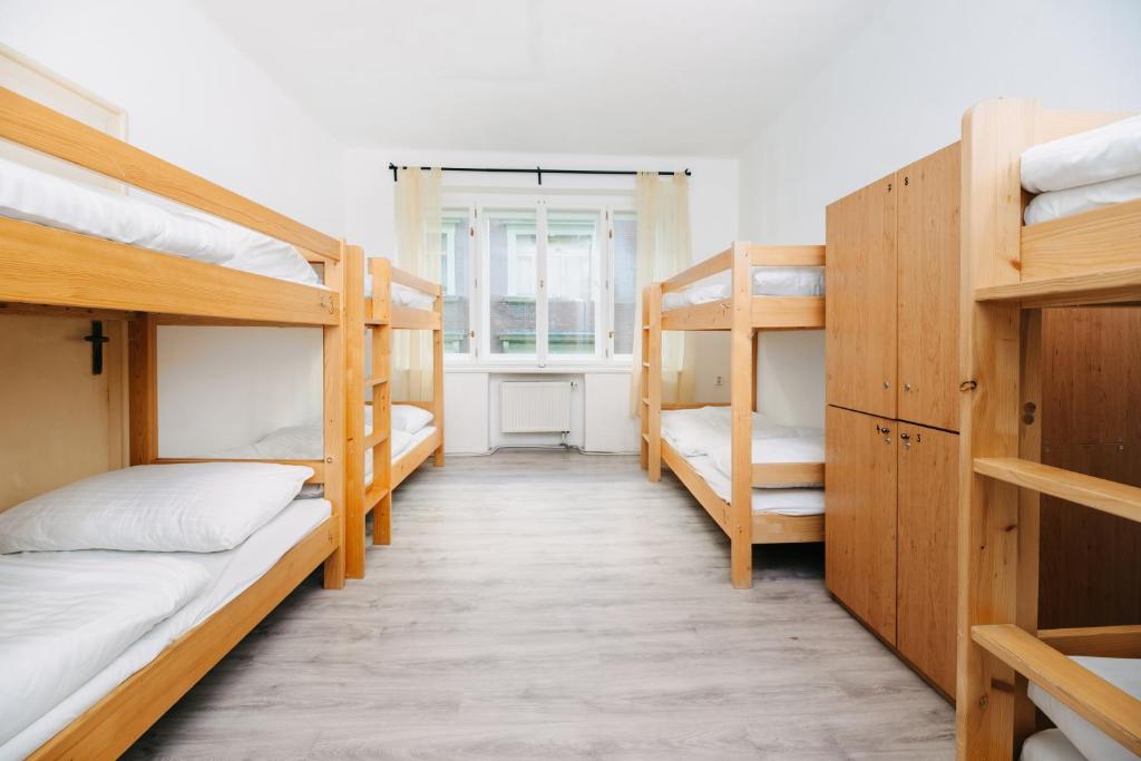 Postel nebo postele na pokoji v ubytování Benedikt City Center Hostel