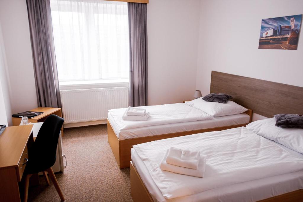 Postel nebo postele na pokoji v ubytování Hotel Arena Liberec