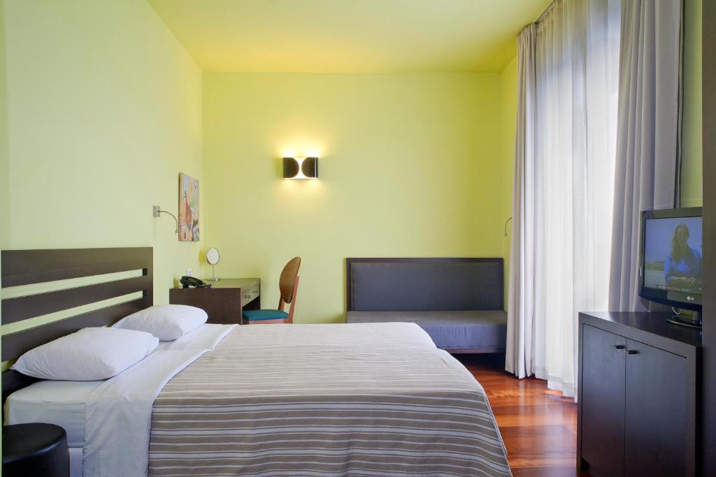 Postel nebo postele na pokoji v ubytování Athens Center Square Hotel